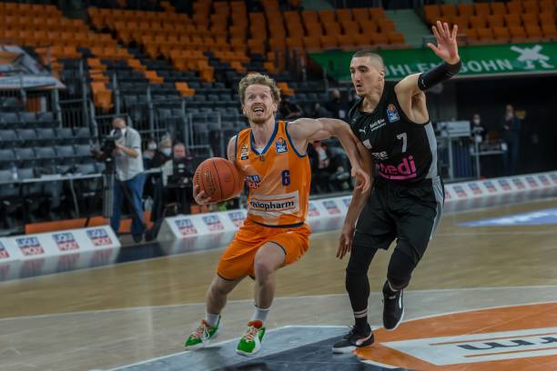 禁区内的一 禁区内的一